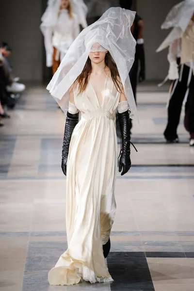 Look 18